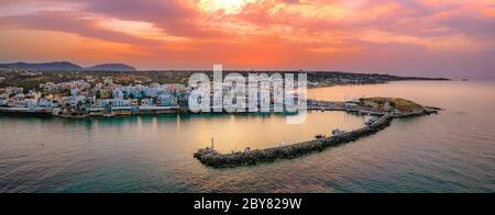 Le port de la célèbre station Chersonissos au coucher du soleil, Crète, Grèce Banque D'Images