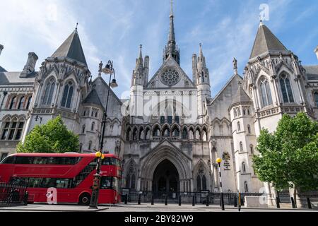 Fermé les cours royales de justice à Londres en raison du coronavirus COVID-19 avec le bus rouge de Londres passant devant Banque D'Images