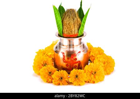 kalésh de cuivre avec noix de coco, feuille de mangue et fleur de marigot isolée sur fond blanc Banque D'Images