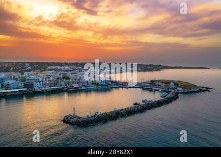Le port de la célèbre station Chersonissos au coucher du soleil, Crète, Grèce Banque D'Images
