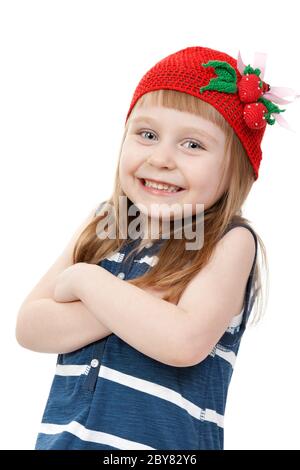 belle petite fille dans un chapeau rouge avec un motif de fraises Banque D'Images