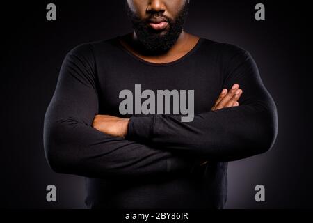 Photo rognée de sérieux afro-américain gars cross mains prêt lutte pour l'égalité humaine isolé sur fond noir de couleur Banque D'Images