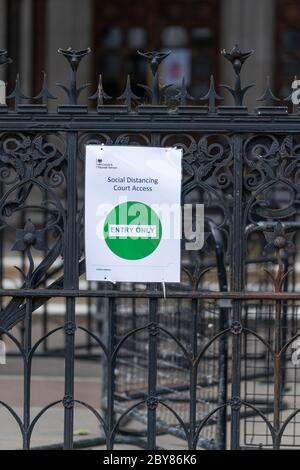 Signe à l'extérieur des cours royales de justice à Londres, Strand, Angleterre avisant des exigences de distanciation sociale après le coronavirus COVID-19 - 3 Banque D'Images