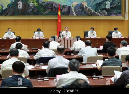 (200609) -- BEIJING, 9 juin 2020 (Xinhua) -- Hu Chunhua, membre du Bureau politique du Comité central du Parti communiste de Chine, également chef du groupe de direction du Conseil d'Etat sur la réduction de la pauvreté et le développement, préside une réunion du groupe de direction à Beijing, capitale de la Chine, le 9 juin 2020. (Lin. Xinhua/Ding) Banque D'Images