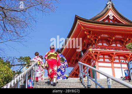KYOTO, JAPON - 12 MARS 2018: Les touristes japonais et les étrangers mis sur une robe yukata pour visiter l'atmosphère à l'intérieur du temple Kiyomizu-dera pendant Banque D'Images