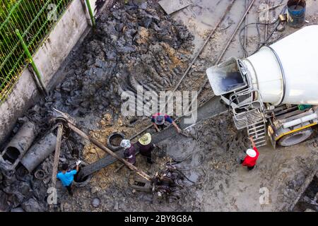 BANGKOK, THAÏLANDE - 17 NOVEMBRE 2018 : moteur de forage statique de pieux à l'air comprimé pour la résistance des fondations et versé avec du concentrique Banque D'Images