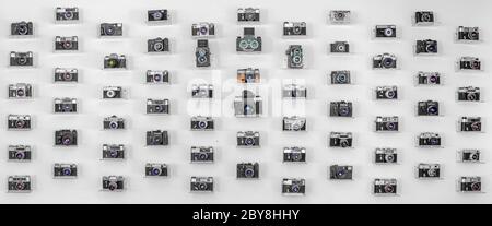 Collection d'anciens appareils photo sur fond blanc. Panorama. Banque D'Images