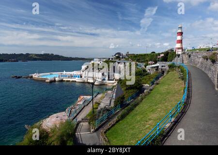 Vue sur le front de mer jusqu'à la piscine en plein air, la Hoe et la Smeaton's Tower Banque D'Images