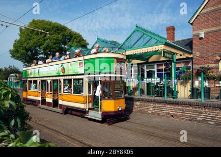 Le tramway Seaton avec un tramway à impériale à la gare de Colyton, à Colyton, Devon, Angleterre, Royaume-Uni Banque D'Images