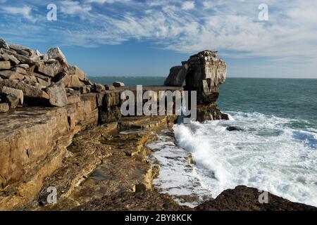 Pulpit Rock et la mer de tempête, île de Portland, près de Weymouth, Dorset, Angleterre, Royaume-Uni Banque D'Images