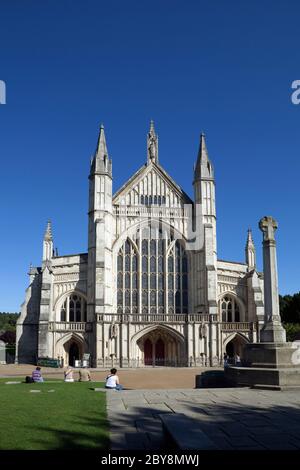 Façade ouest de la cathédrale de Winchester, Winchester, Hampshire, Angleterre, Royaume-Uni Banque D'Images