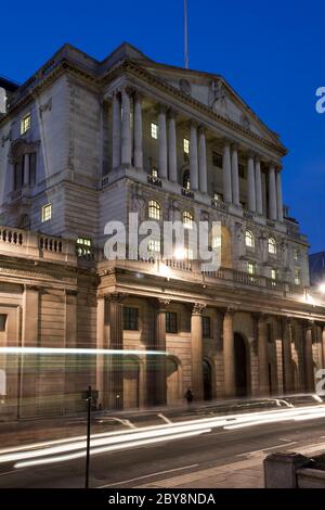 Bank of England Building dans le quartier financier de la ville la nuit, Londres, Angleterre, Royaume-Uni Banque D'Images