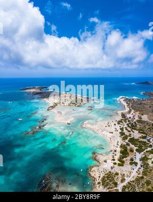 La plage de sable tropicale avec de l'eau turquoise, dans d'Elafonisi, Crète, Grèce Banque D'Images