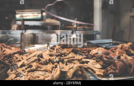 Morceaux de poulet dont les pieds à vendre sur le marché chinois dans le quartier musulman, ville de Xian, Chine Banque D'Images