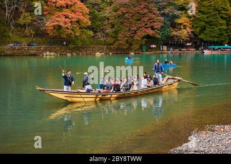 Kyoto / Japon - 12 novembre 2017 : les gens qui apprécient la promenade traditionnelle en bateau sur la rivière Katsura près du parc Arashiyama à Kyoto, Japon Banque D'Images