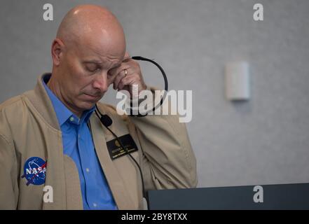 Stephen Koerner, directeur de la Direction des opérations de vol du Centre spatial Johnson de la NASA, surveille le compte à rebours du lancement, surveille le lancement d'une fusée SpaceX Falcon 9 transportant le vaisseau spatial Crew Dragon depuis le contrôle de la mission au Centre spatial Kennedy le 30 mai 2020, Cape Canaveral, en Floride. L'engin spatial a transporté les astronautes Douglas Hurley et Robert Behnken en orbite sur leur route vers la Station spatiale internationale. Banque D'Images