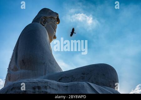 Immense statue de Bouddha Ryozen Kannon à Kyoto, Japon, avec un oiseau volant Banque D'Images