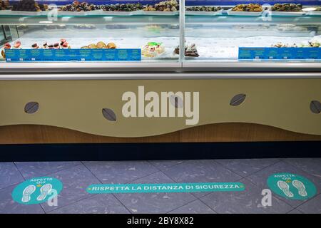 Panneau d'empreinte garder la distance pour le stand dans le café italien bar. Coronavirus, crise du virus Covid-19 en Italie. Banque D'Images