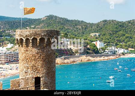 Vue sur le village de Tossa de Mar depuis l'ancien château d'Espagne Banque D'Images