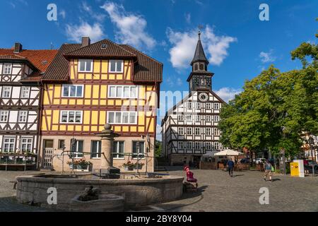 Rathaus und Marktplatz mit Brunnen in Allendorf, Bad Soden-Allendorf, Rheinland-Pfalz, Deutschland | place du marché avec fontaine et hôtel de ville, Alle Banque D'Images