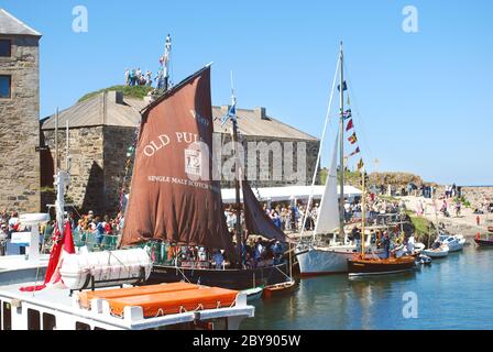 Portsoy Harbour dans l'Aberdeenshire, Scotland, UK, occupé avec des navires pour le Festival de bateau traditionnel écossais annuel week-end Banque D'Images