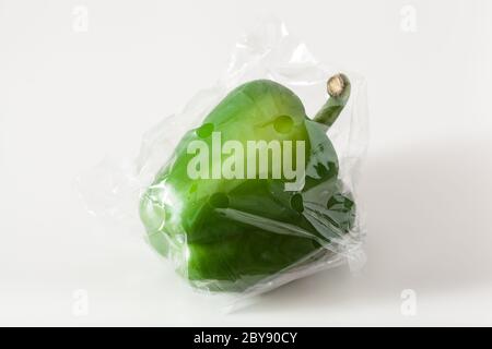 Emballages en plastique à usage unique. question légumes poivrons dans un sac en plastique Banque D'Images