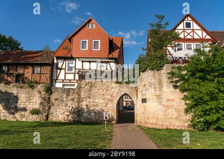 Fachwerkhäuser und die Stadtmauer im Stadtteil Allendorf, Bad Sooden-Allendorf, Rheinland-Pfalz, Deutschland | bâtiments à ossature bois et mur de ville Banque D'Images
