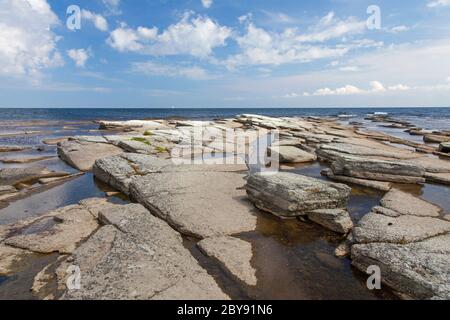 Gislövshammar, rochers calcaires dans la côte le long de la côte de la mer Baltique à Österlen, Skane / Scania, Suède Banque D'Images