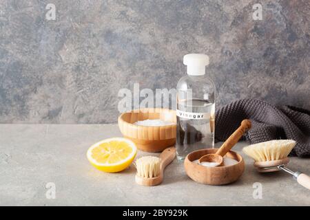 zéro déchet concept de nettoyage écologique. brosses en bois, citron, bicarbonate de soude, vinaigre Banque D'Images