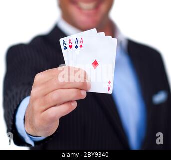 Close-up de réussite d'une main de cartes sur un fond blanc. Banque D'Images