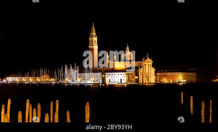 Venise, vue sur l'église de San Giorgio Maggiore depuis la Piazza San Marco. Banque D'Images