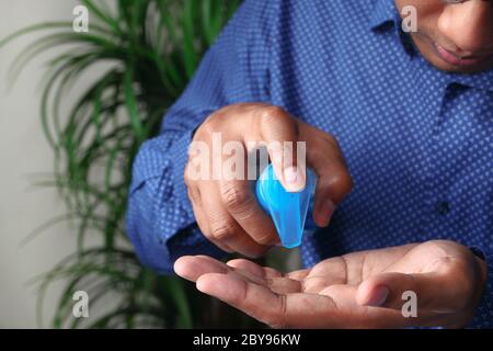 mains de l'homme utilisant le gel désinfectant pour les mains, les soins de santé et le médical . Banque D'Images