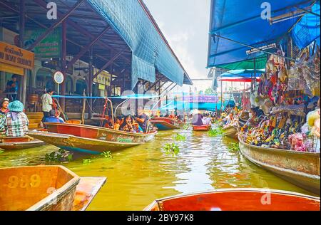 DAMNOEN SADOAK, THAÏLANDE - 13 MAI 2019 : le canal très fréquenté du marché flottant de ton Khem avec des sampan flottants (bateaux) et de nombreux stands, offrant des différences Banque D'Images