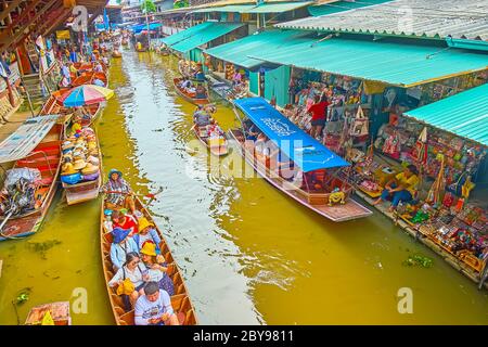 DAMNOEN SADOAK, THAÏLANDE - 13 MAI 2019 : regardez l'activité matinale du marché flottant, les touristes font du bateau sur le canal khlong et font quelques souvenirs Banque D'Images
