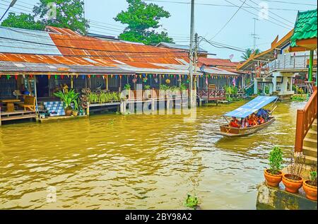 DAMNOEN SADOAK, THAÏLANDE - 13 MAI 2019 : le marché flottant khlong de Damnoen Sadoak est bordé de maisons de pilotis, de pavillons en bois, de maisons d'hôtes et Banque D'Images