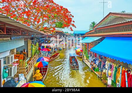 DAMNOEN SADUAK, THAÏLANDE - 13 MAI 2019 : les parasols, les canopies et les bateaux colorés du marché flottant de Damnoen Saduak avec un segment étroit de khlong et de floraison Banque D'Images