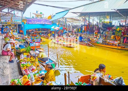 DAMNOEN SADUAK, THAÏLANDE - 13 MAI 2019 : le paysage de rue du marché flottant de Damnoen Saduak avec de grands pavillons commerciaux, des stands de souvenirs, un segment étroit de khlong, Banque D'Images