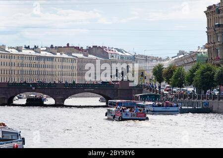 Le pont Anichkov et les bateaux de tourisme sur le fleuve Fontanka, Saint-Pétersbourg, Russie Banque D'Images