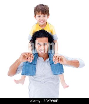 Père aimant donner piggyback ride à son petit garçon isolé sur fond blanc Banque D'Images