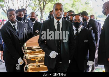 Houston, Texas, États-Unis. 9 juin 2020. Les pallbearers apportent le cercueil dans l'église pour les funérailles de George Floyd le mardi 9 juin 2020, à l'église de la Fontaine de louange à Houston. Floyd est décédé le 25 mai après avoir été retenu par les policiers de Minneapolis. Crédit : Godofredo A. Vasquez/ZUMA Wire/Alamy Live News Banque D'Images