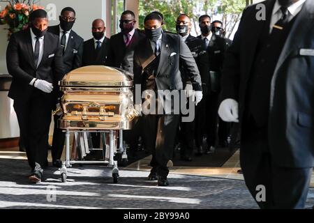 Houston, Texas, États-Unis. 9 juin 2020. Les pallbearers apportent le cercueil dans l'église pour les funérailles de George Floyd le mardi 9 juin 2020, à l'église de la Fontaine de louange à Houston. Floyd est décédé le 25 mai après avoir été retenu par les policiers de Minneapolis. Crédit : Godofredo A. Vasquez/ZUMA Wire/Alamy Live News Banque D'Images