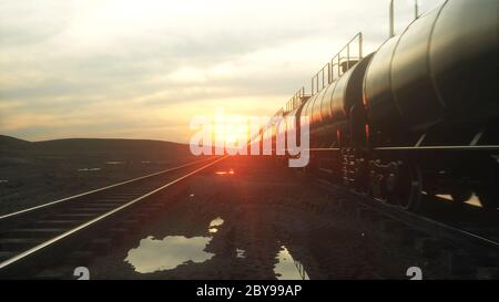 Camions-citernes à huile de train de fret. Contre Sunrise. rendu 3d. Banque D'Images