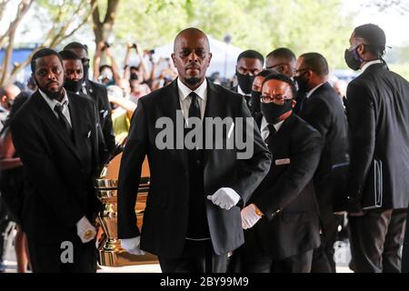 Houston, Texas, États-Unis. 9 juin 2020. Les pallbearers apportent le cercueil dans l'église pour les funérailles de George Floyd le mardi 9 juin 2020, à l'église de la Fontaine de louange à Houston. Floyd est décédé le 25 mai après avoir été retenu par les policiers de Minneapolis. Crédit: Godofredo A. VáSquez/ZUMA Wire/Alamy Live News Banque D'Images