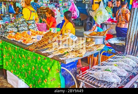 BANGKOK, THAÏLANDE - 13 MAI 2019 : le comptoir de la stalle du marché Talad Saphan Phut est couvert de grillades et de poisson frit au grill dans de la chapelure Banque D'Images