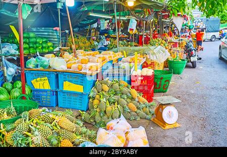 BANGKOK, THAÏLANDE - 13 MAI 2019: Le marché des fruits Mahanak offre une grande quantité de différents fruits tropiques - ananas, papayes, mangues, le 13 mai Banque D'Images