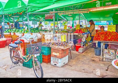 BANGKOK, THAÏLANDE - 13 MAI 2019 : le vieux vélo est stationné à la cabine de fruits du marché de Mahanak, offrant des fruits exotiques - mangoustens, fruits de dragon, Banque D'Images