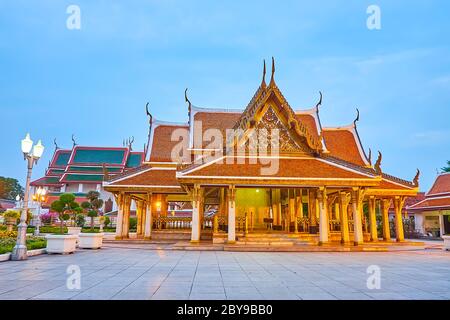 L'illumination en soirée du Pavillon Royal dans le parc Mahajetsadabadin, complexe Wat Ratchanatdaram, Bangkok, Thaïlande Banque D'Images