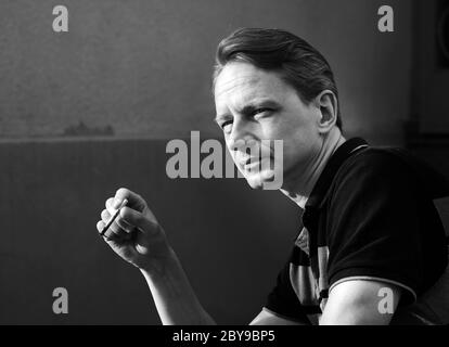 Un homme avec une cigarette. Contraste de lumière du soleil. Tabagisme et santé. Noir et blanc. Banque D'Images