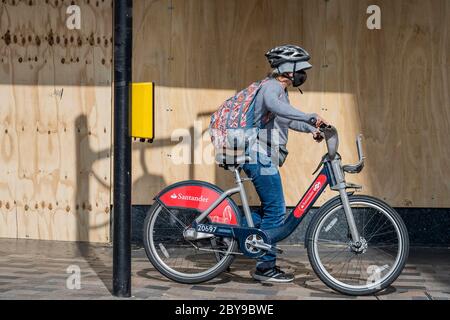 Londres, Royaume-Uni. 09e juin 2020. Le magasin Debenhams de Clapham Junction est aujourd'hui embarqué et le stock semble avoir été éliminé, même si le verrouillage du coronavirus commence à se calmer. Le magasin ne figurait pas sur la liste originale des fermetures de Debenhams, annoncée par la société. Crédit : Guy Bell/Alay Live News Banque D'Images