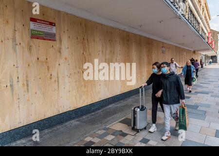 Londres, Royaume-Uni. 09e juin 2020. Le magasin Debenhams de Clapham Junction est aujourd'hui embarqué et le stock semble avoir été éliminé, même si le verrouillage du coronavirus commence à se calmer. Le magasin ne figurait pas sur la liste originale des fermetures de Debenhams, annoncée par la société. Crédit : Guy Bell/Alay Live News Banque D'Images